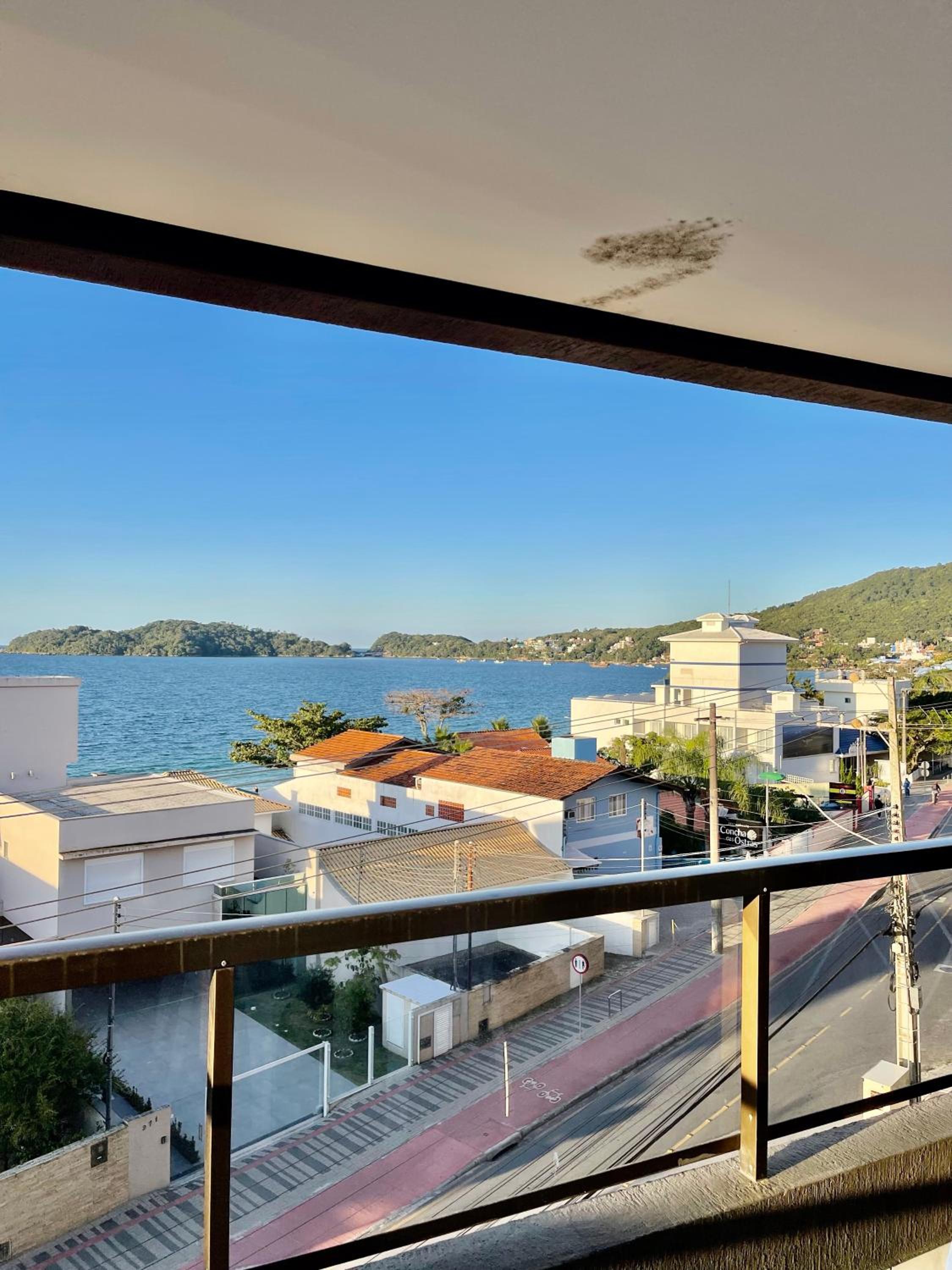 187 Apartamento 50m da Praia. Bela vista ao mar. Em Avenida principal de Bombinhas.