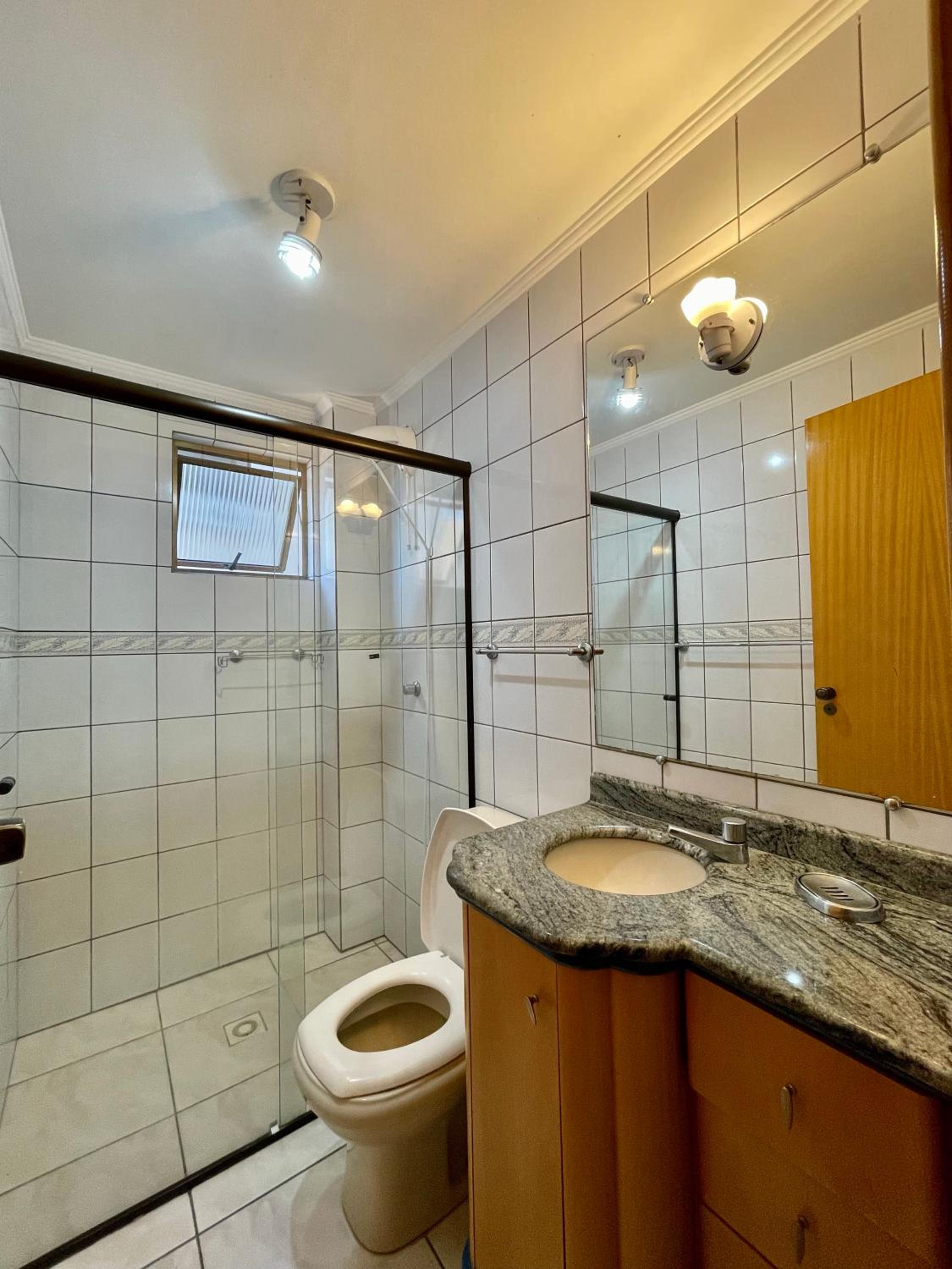 187 Apartamento 50m da Praia. Bela vista ao mar. Em Avenida principal de Bombinhas.