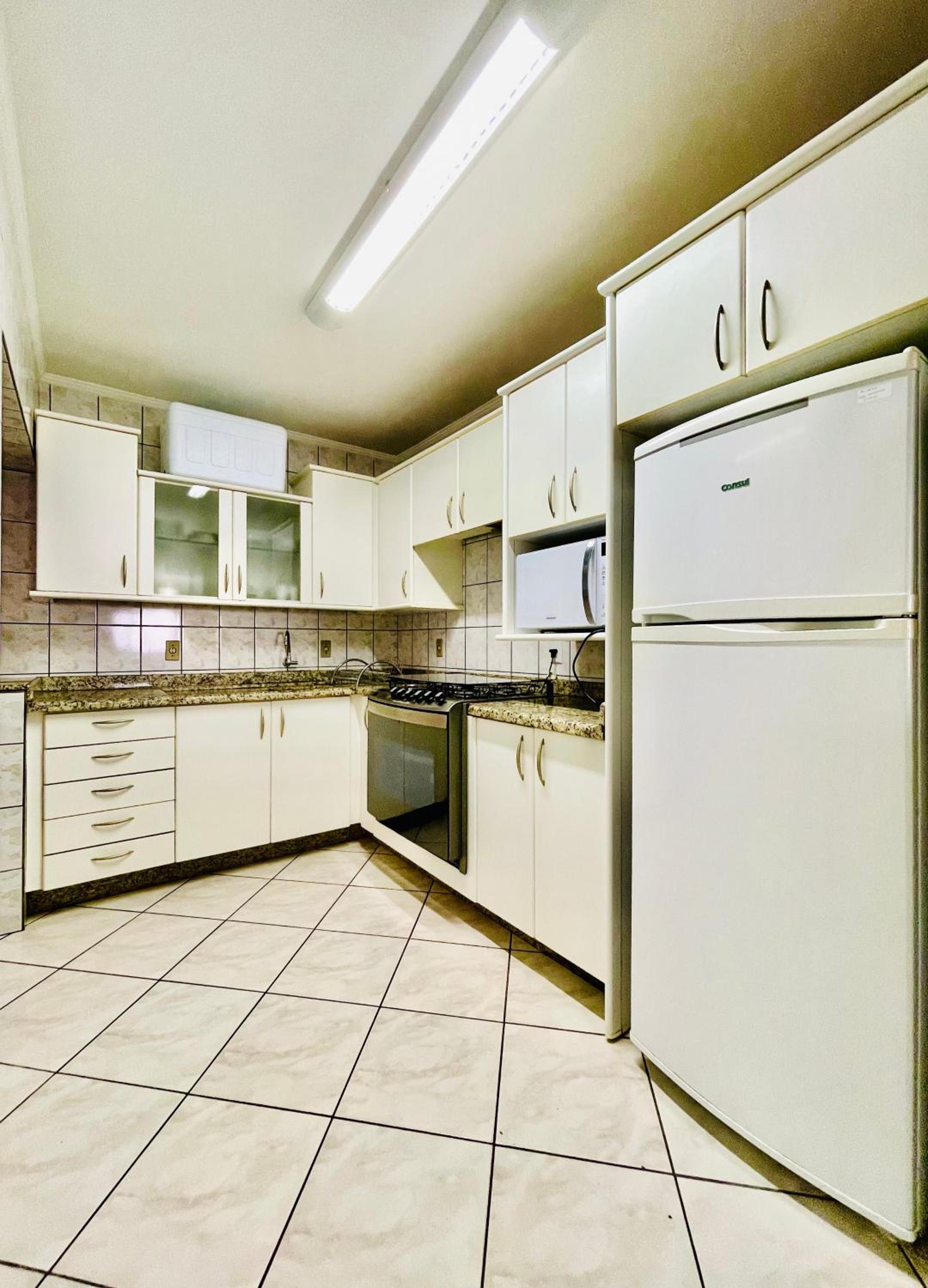 187 Apartamento 50m da Praia. Bela vista ao mar. Em Avenida principal de Bombinhas.