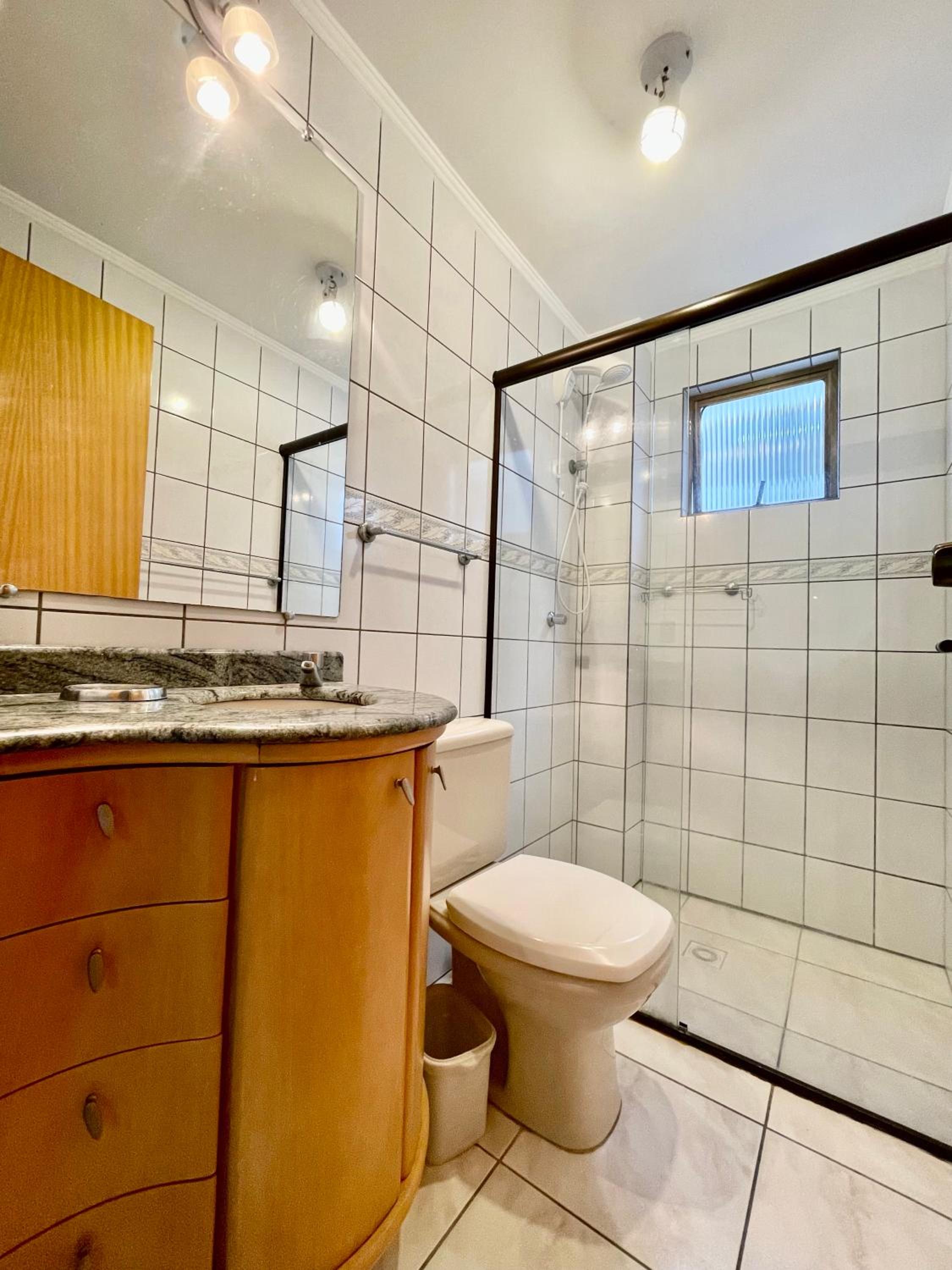 187 Apartamento 50m da Praia. Bela vista ao mar. Em Avenida principal de Bombinhas.