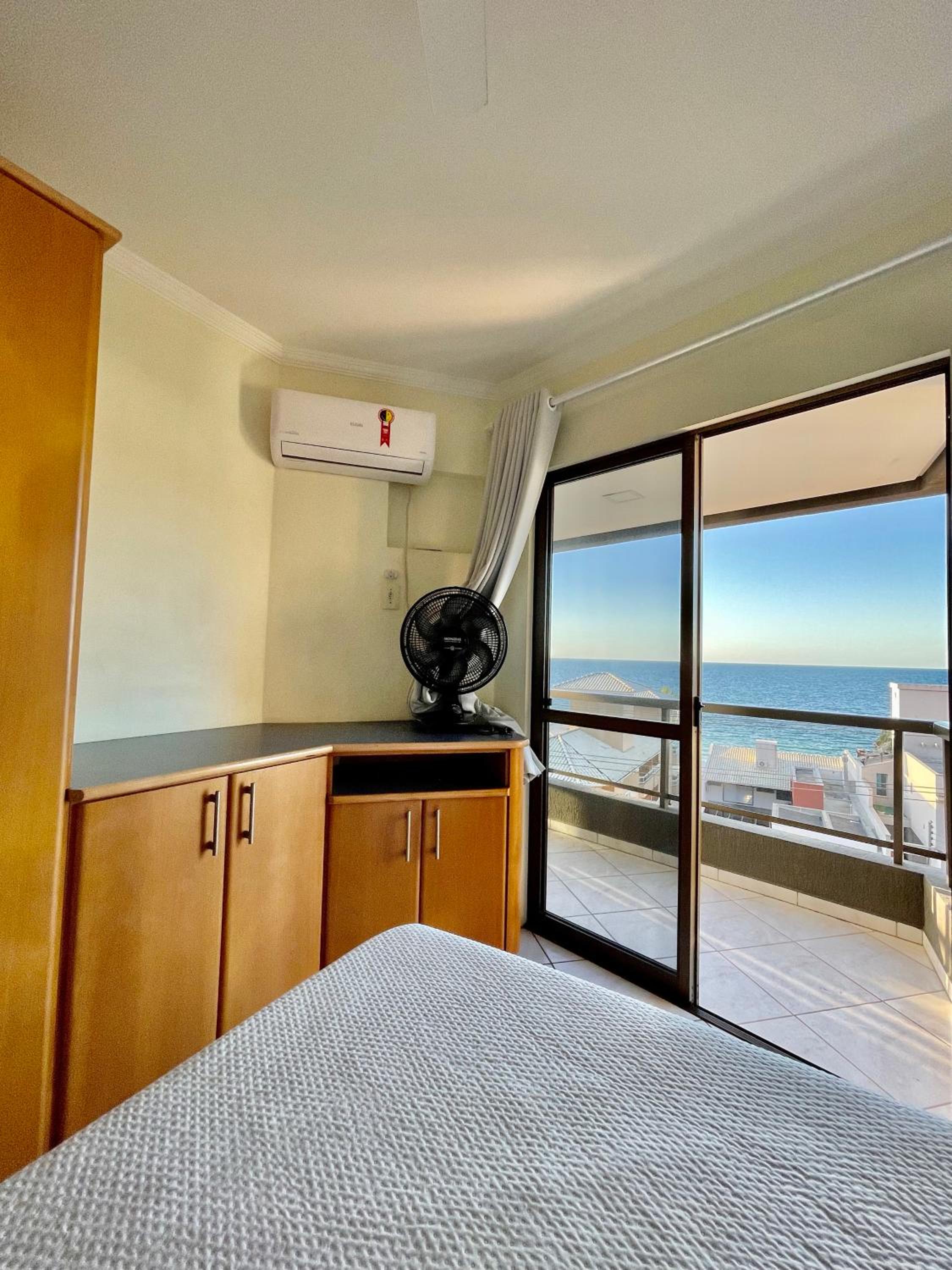 187 Apartamento 50m da Praia. Bela vista ao mar. Em Avenida principal de Bombinhas.