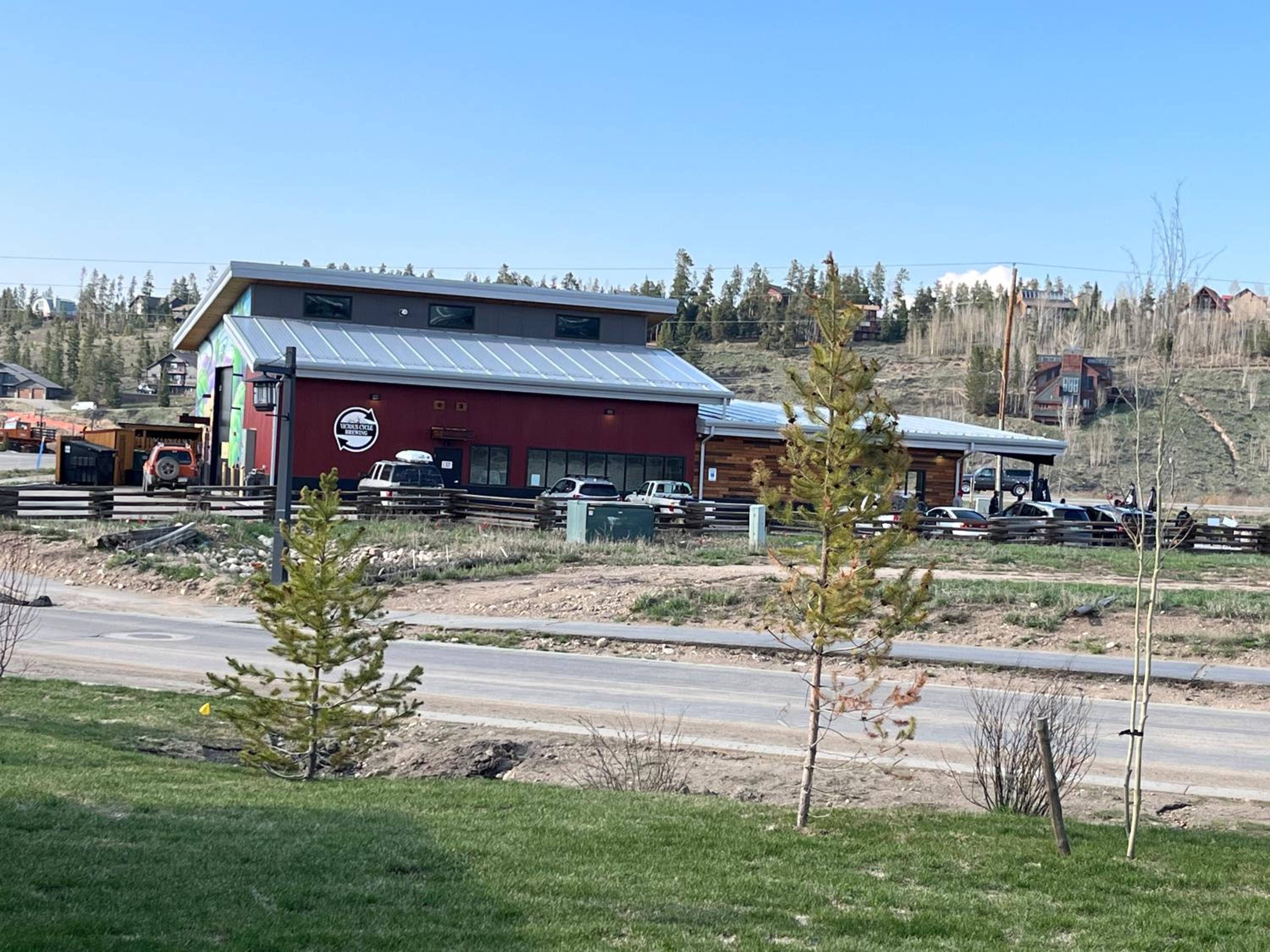 Brand New! Private hot tub, bunk room and walkable to restaurants/shops