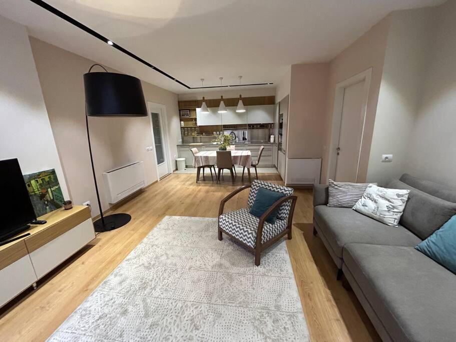 Modern Flat near the Lake and Blloku