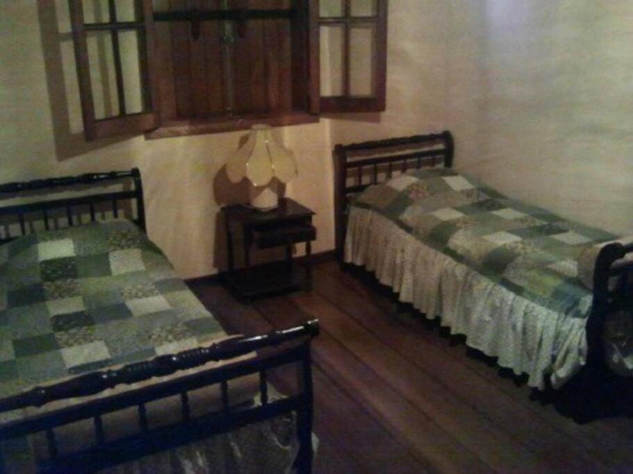 CASA EM MONTE VERDE-MG ACOMODA 15 PESSOAS