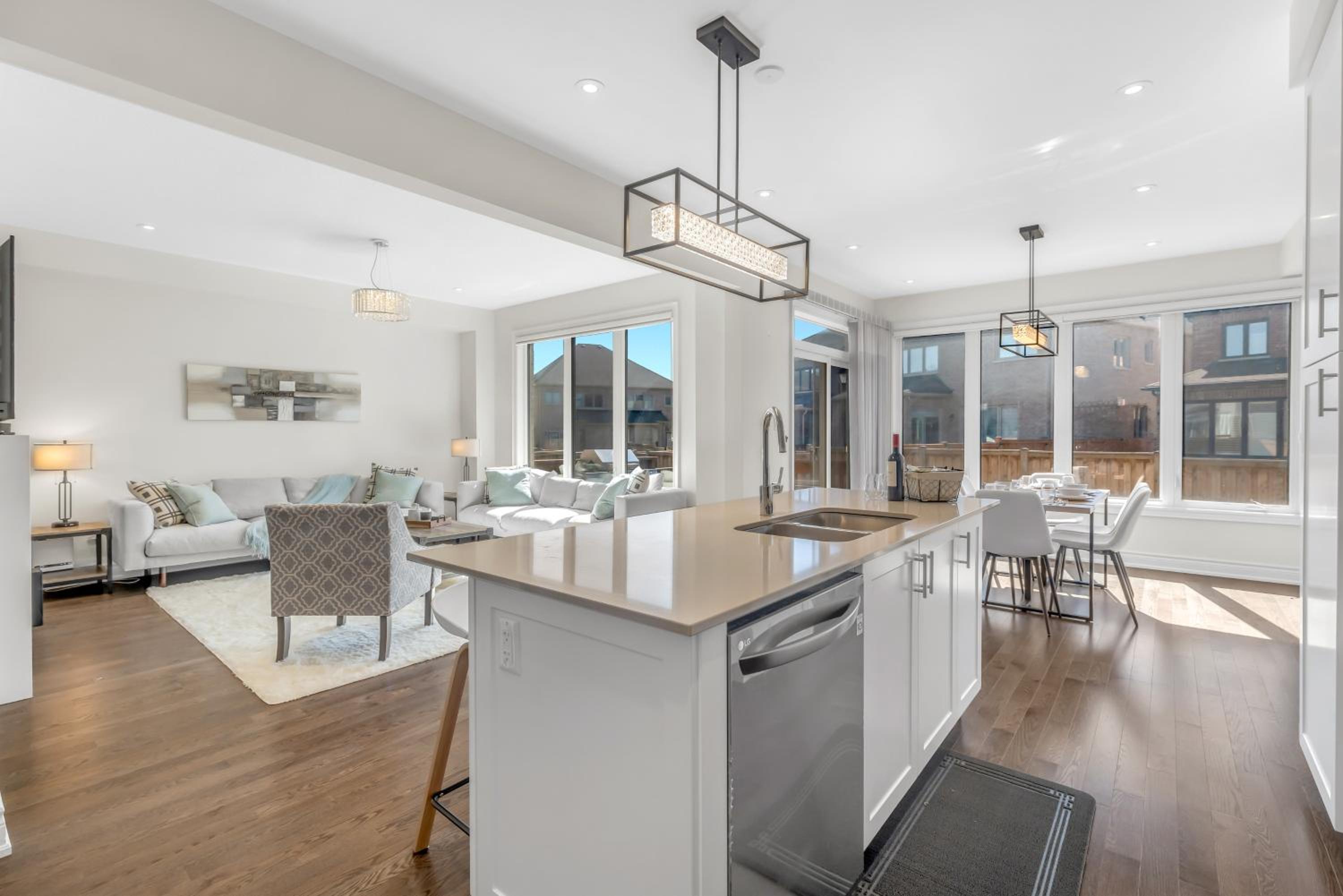 Luxury 6 Bedroom - 4 Bathroom Detached Retreat Brampton / Mississauga Border