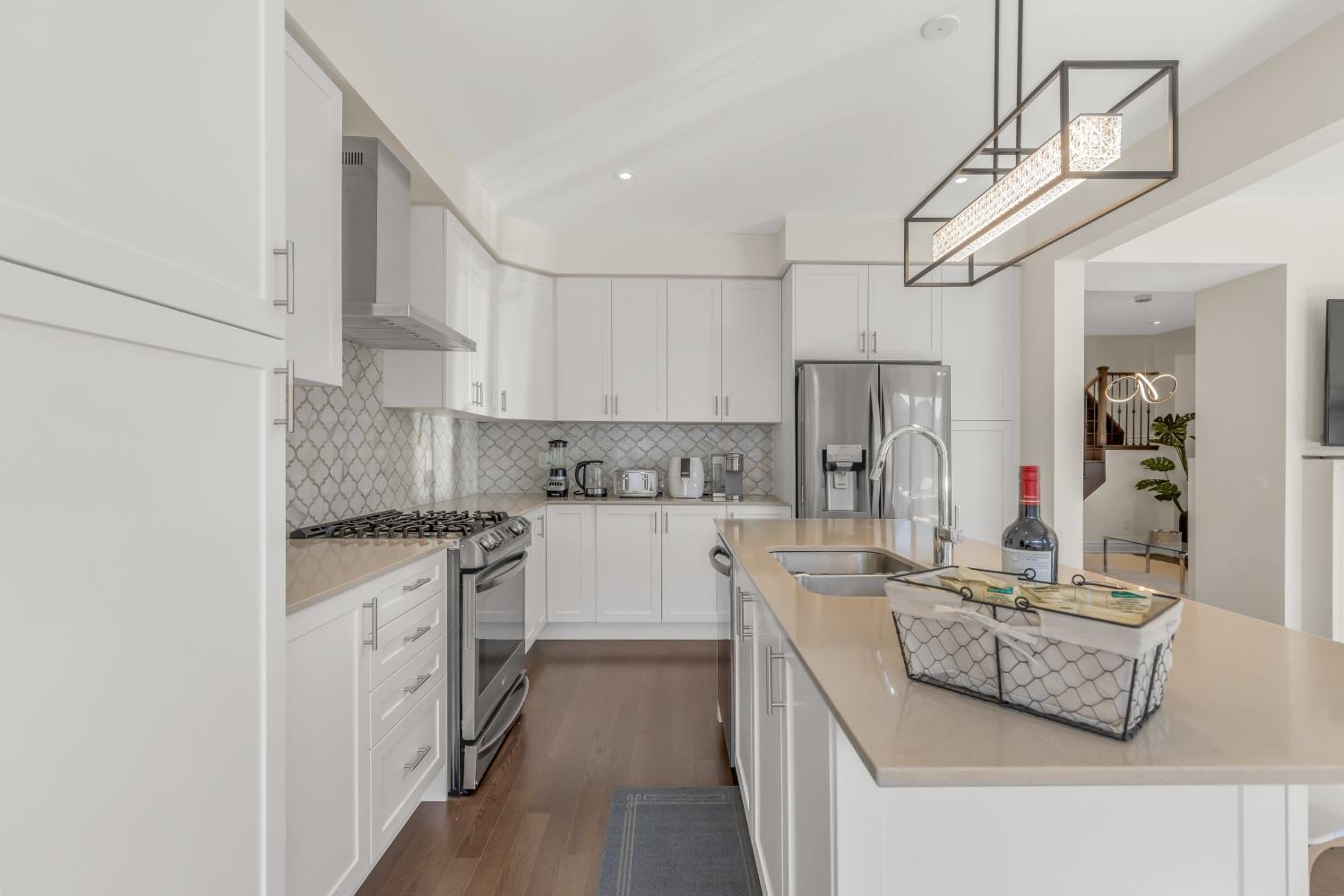 Luxury 6 Bedroom - 4 Bathroom Detached Retreat Brampton / Mississauga Border