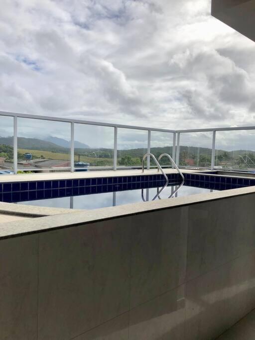 Casa com piscina e churrasqueira
