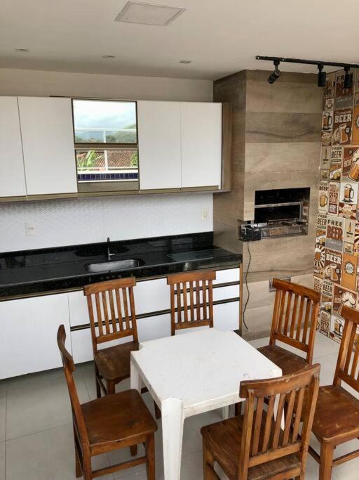 Casa com piscina e churrasqueira