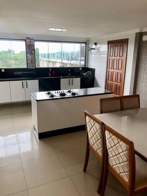 Casa com piscina e churrasqueira