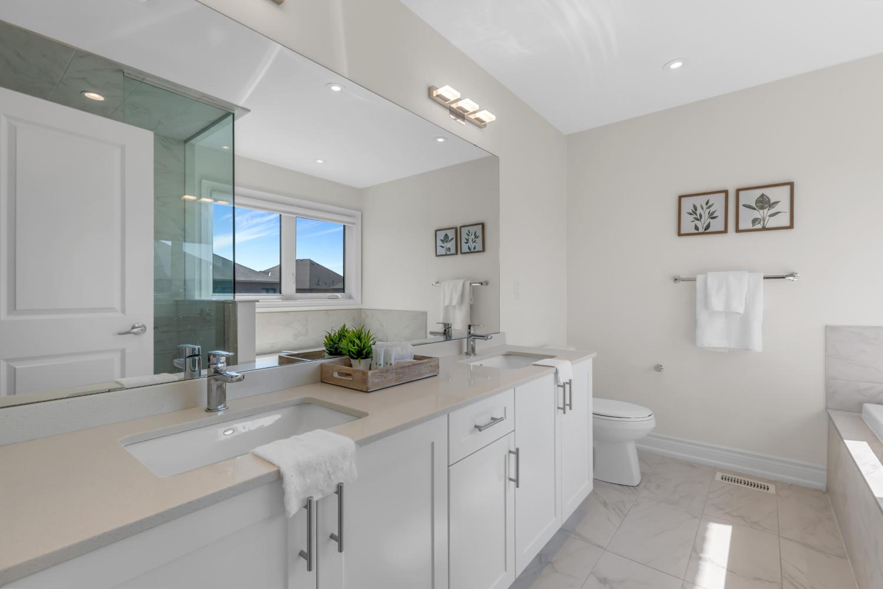 Luxury 6 Bedroom - 4 Bathroom Detached Retreat Brampton / Mississauga Border
