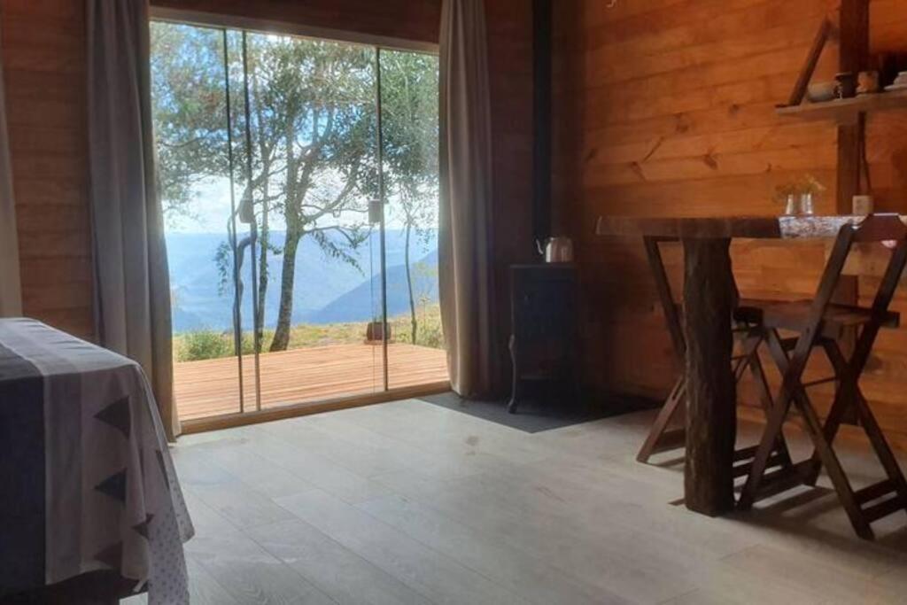 Cabana no alto do morro
