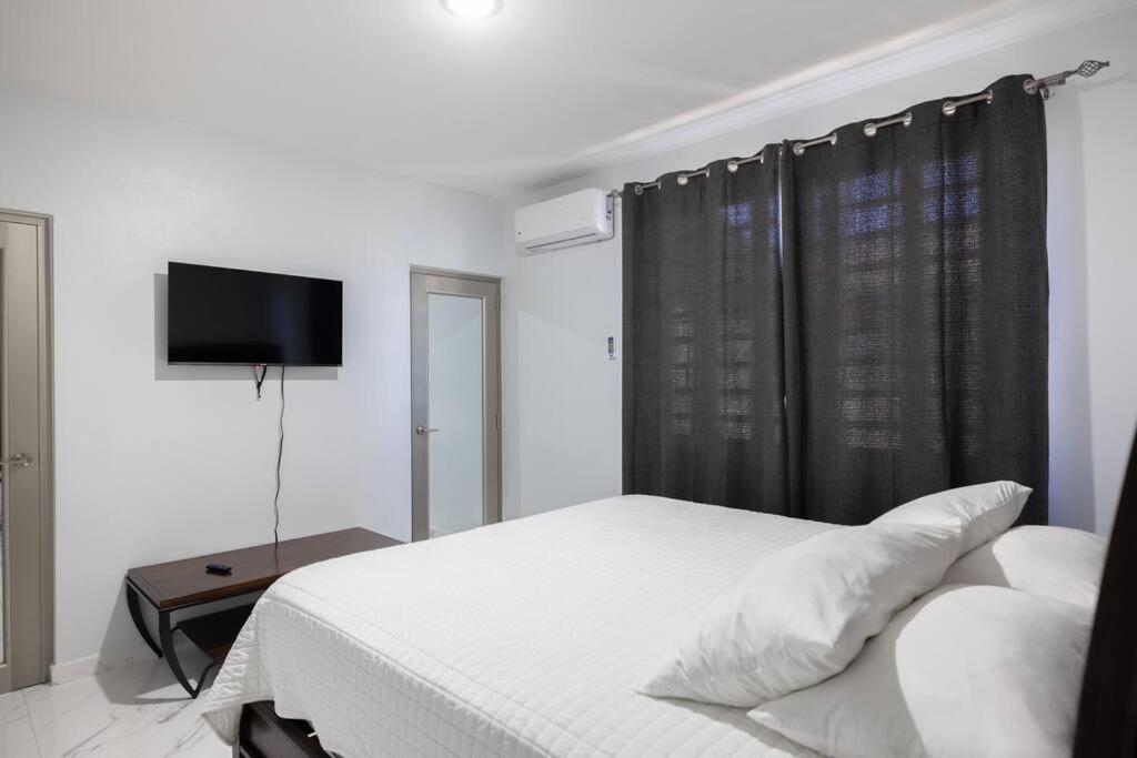 Lux Ramey Cir D 2 king bed w/Wi-Fi near airport. view 3