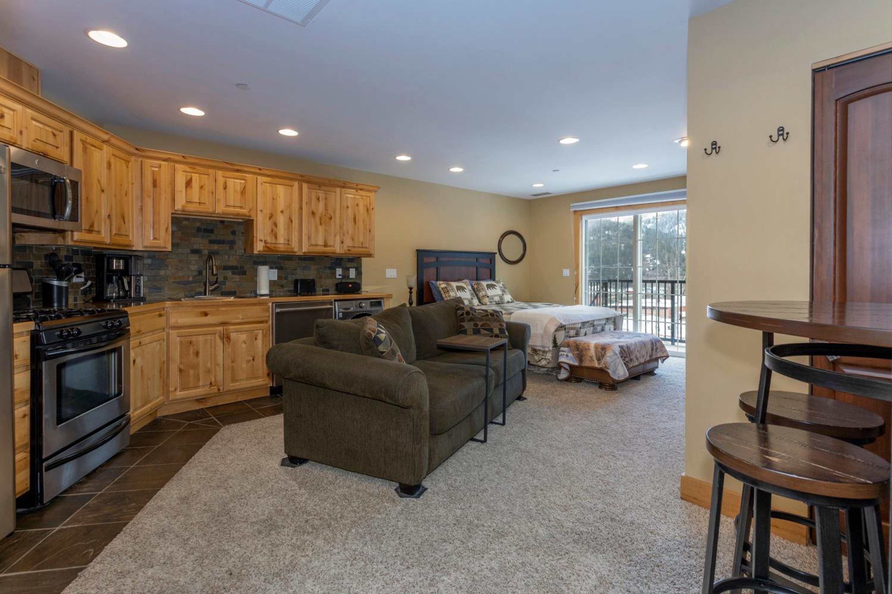 Penthouse Studio w Mtn Sunrise Views & Near Silver Mtn view 2