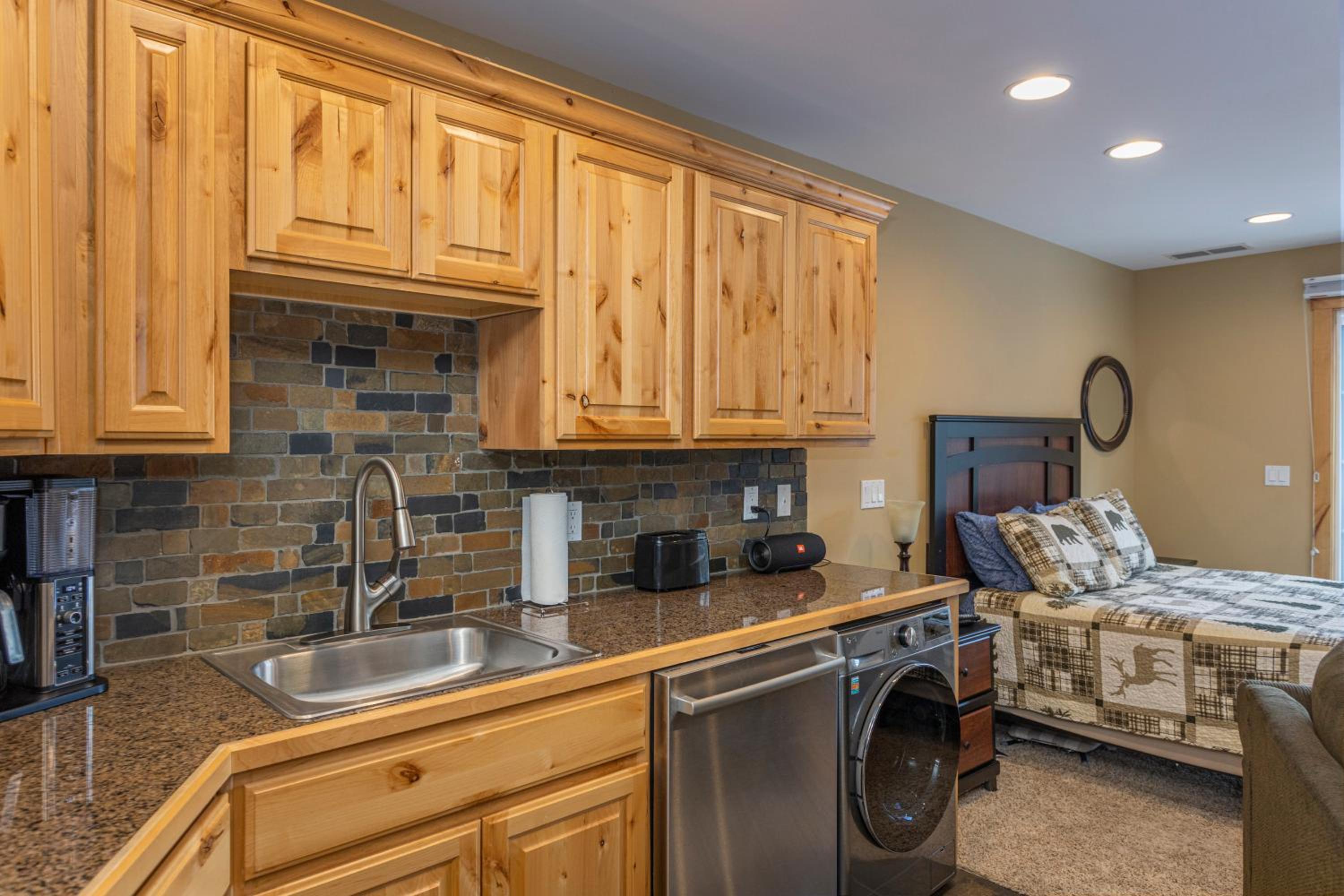 Penthouse Studio w Mtn Sunrise Views & Near Silver Mtn view 4