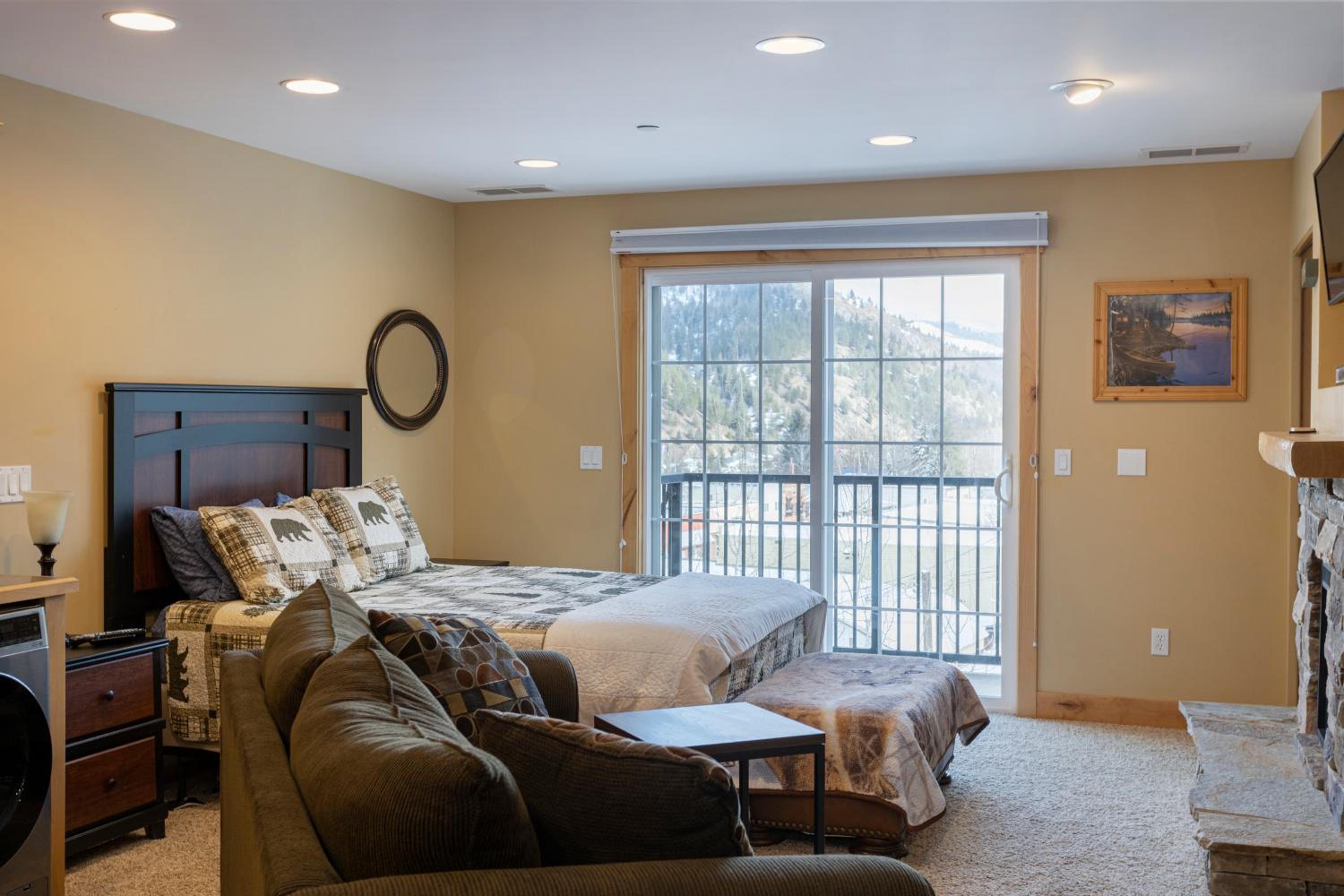 Penthouse Studio w Mtn Sunrise Views & Near Silver Mtn view 3
