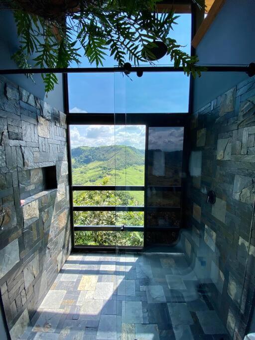 Cabaña en el cañón + aves + rio + baile de nubes