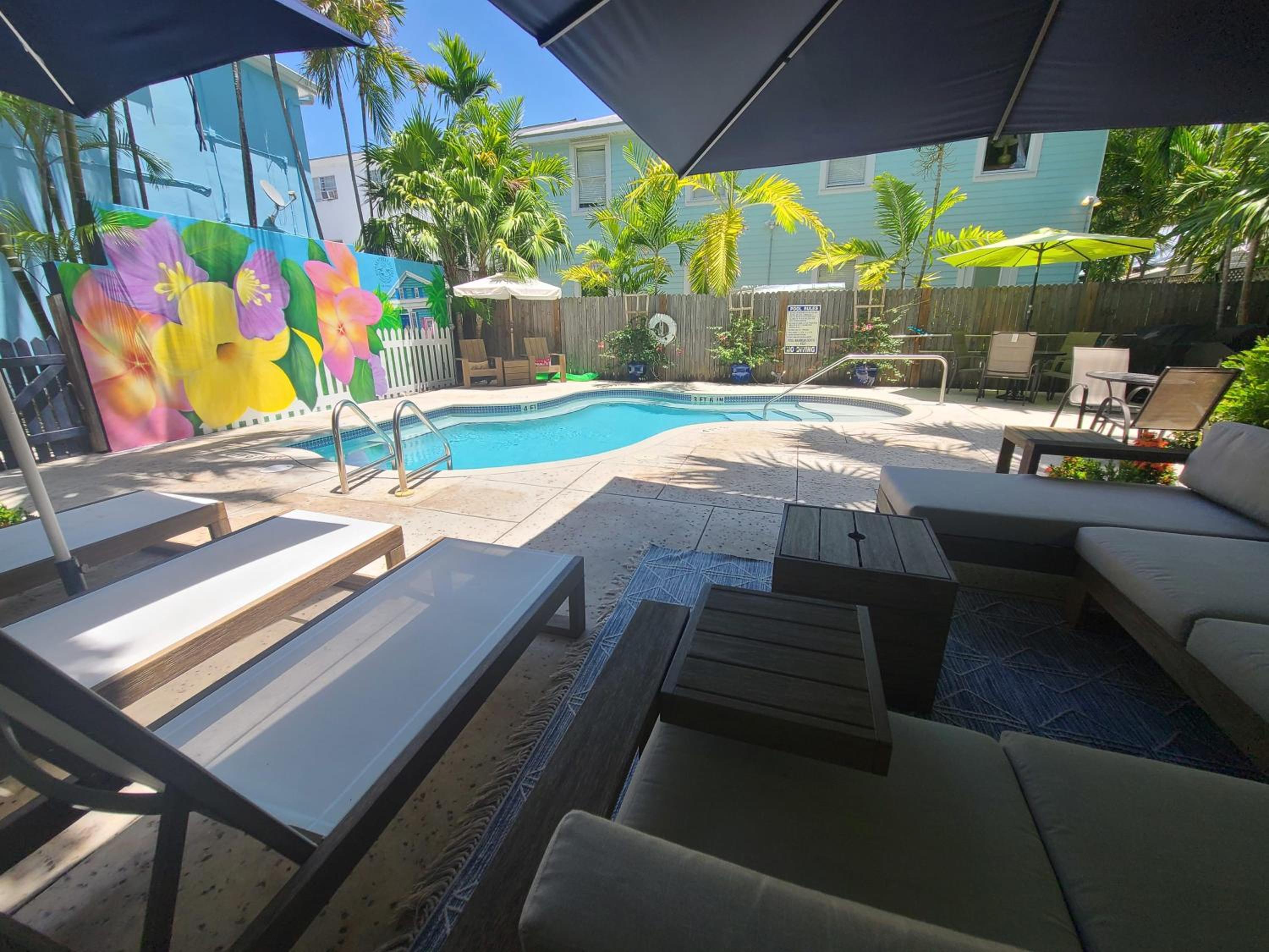 Duval Street Suite overlooking Duval with parking and pool