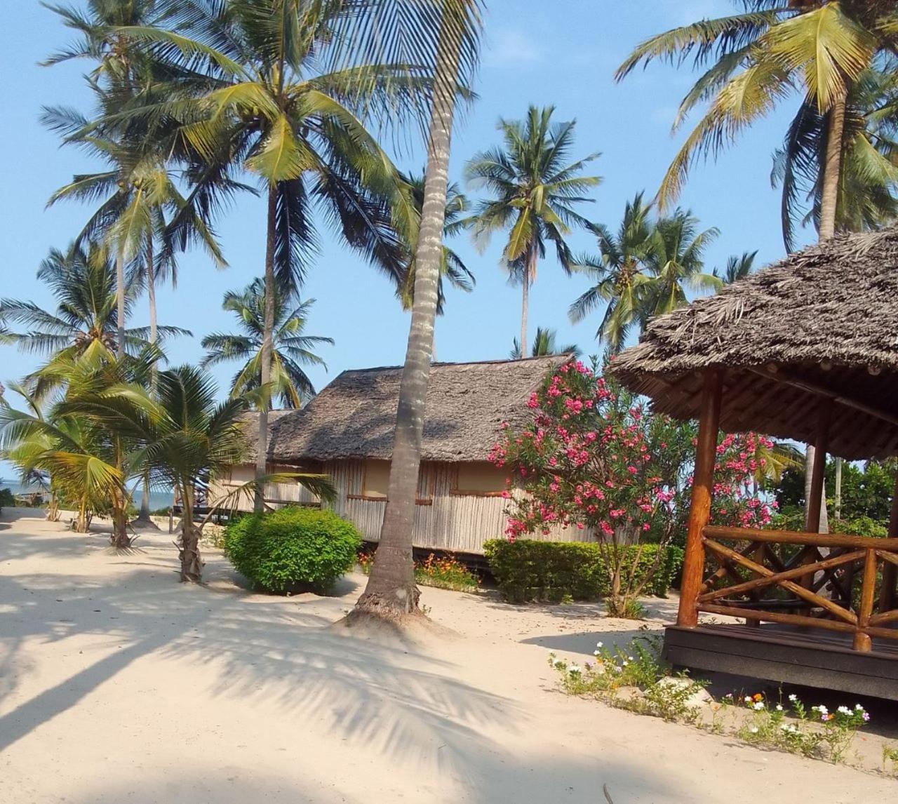 Barry's Beach Resort Pangani