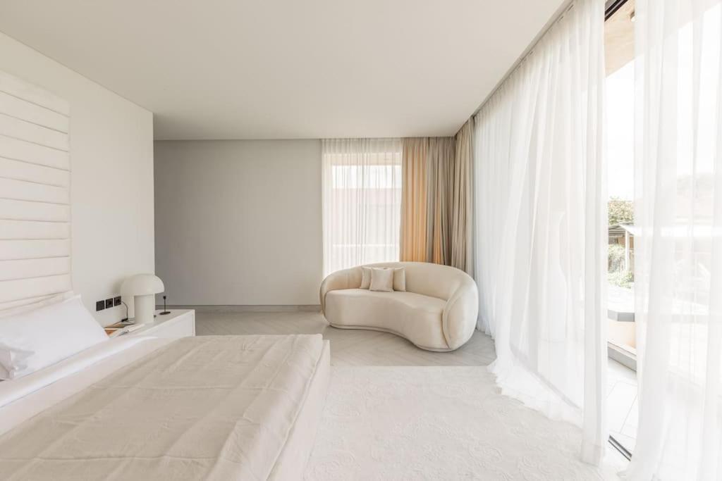 Minimalist Elegance: Tranquil Canggu Villa Yukki — hotel room