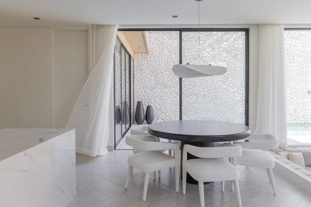 Minimalist Elegance: Tranquil Canggu Villa Yukki — dining
