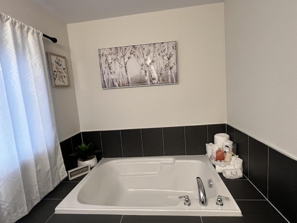 Spacious,comfy house,less than 15 mins to Niagara Falls