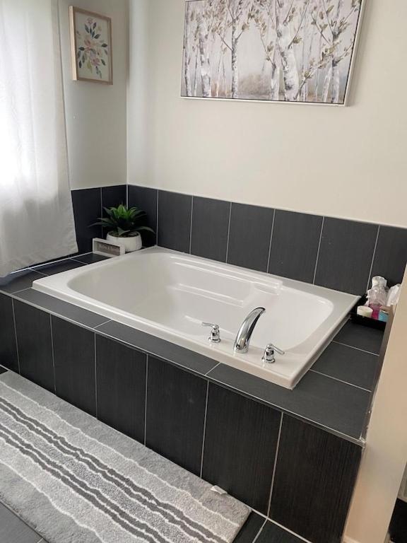 Spacious,comfy house,less than 15 mins to Niagara Falls