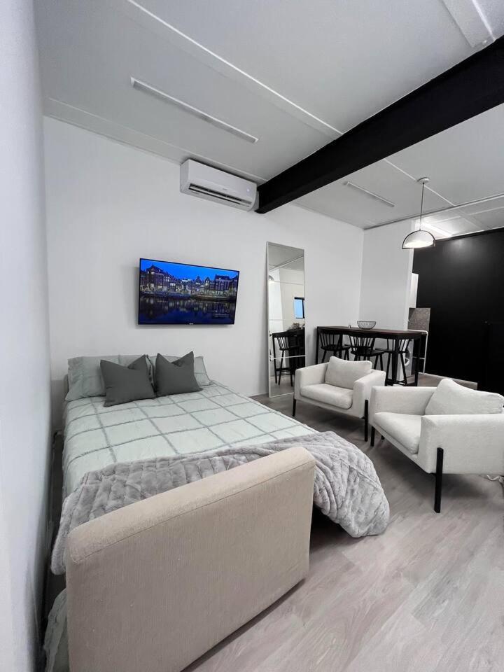 WEST HUB. Private Infrared Sauna near city & much more! New purpose built loft style!