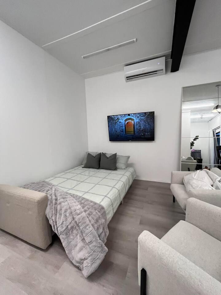 WEST HUB. Private Infrared Sauna near city & much more! New purpose built loft style!
