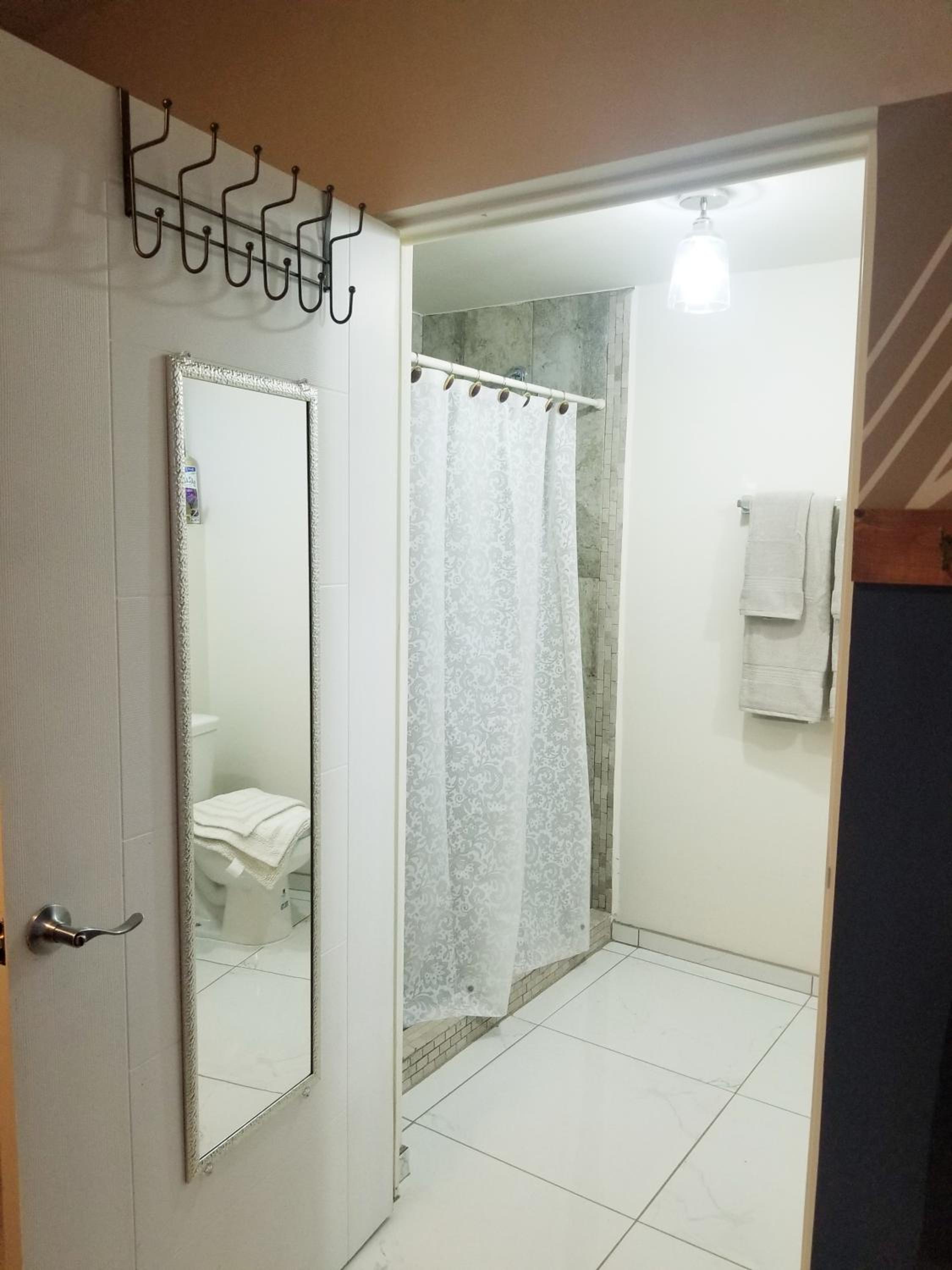 Moderna habitación/baño privada