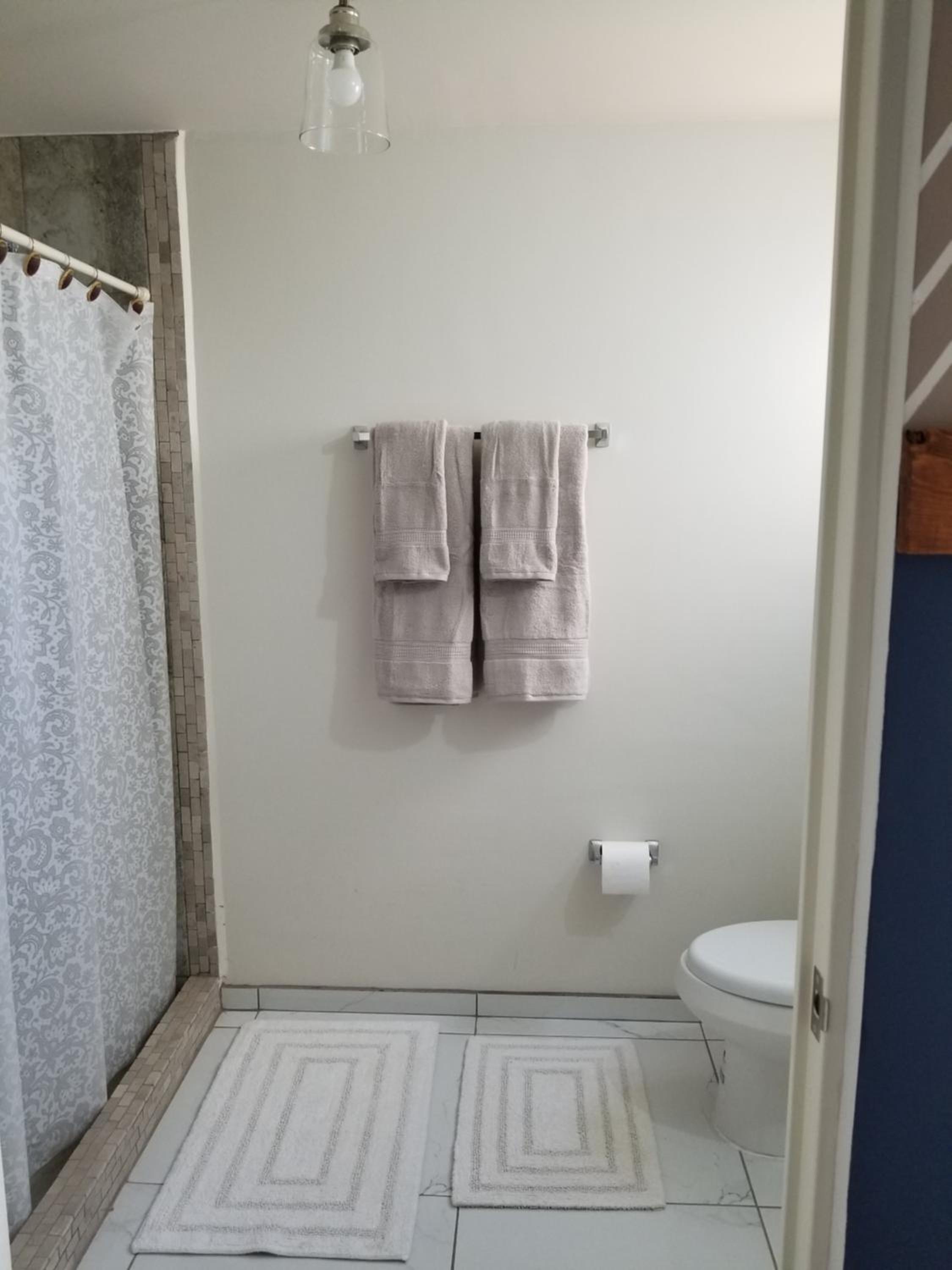Moderna habitación/baño privada