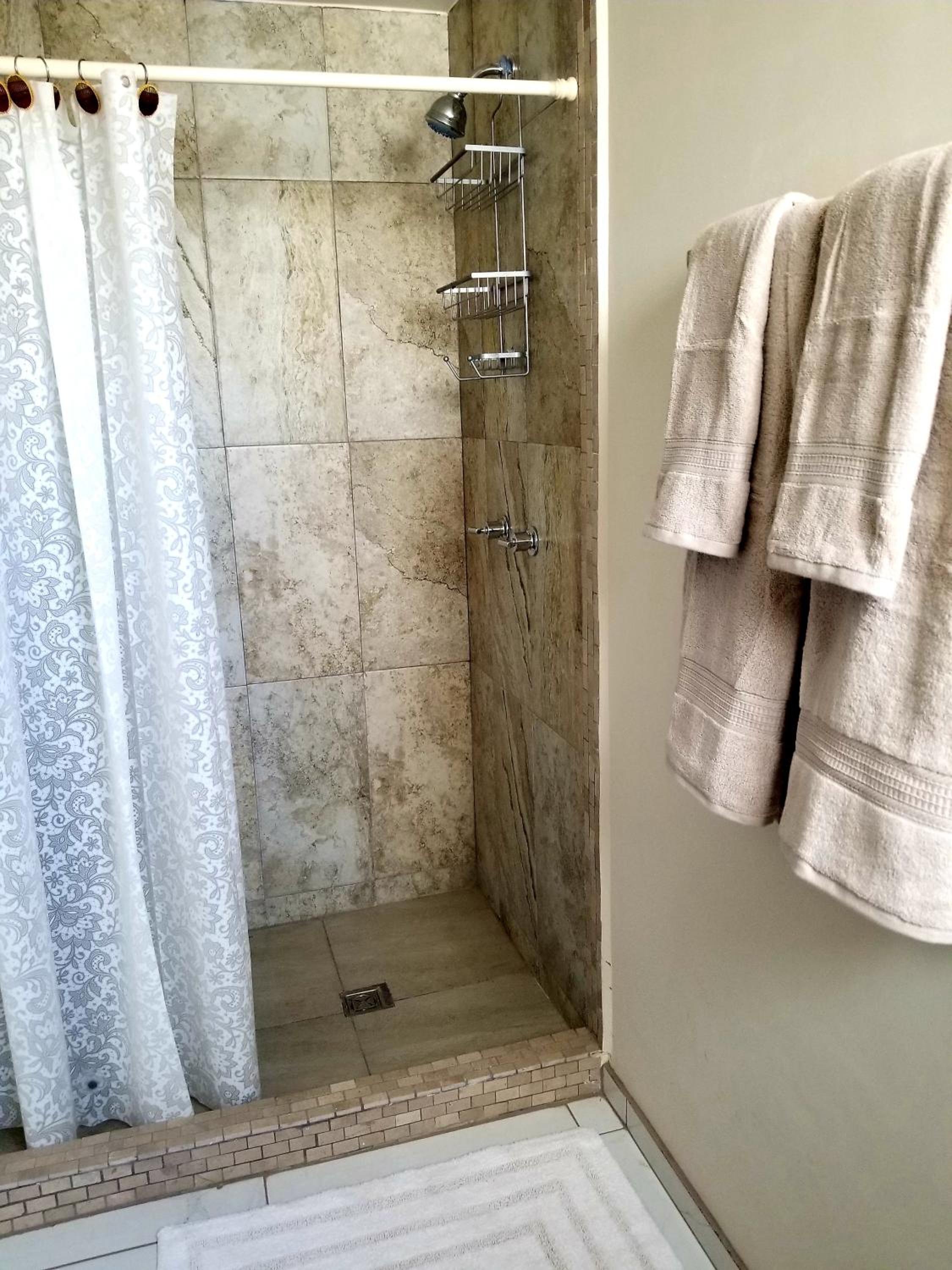 Moderna habitación/baño privada