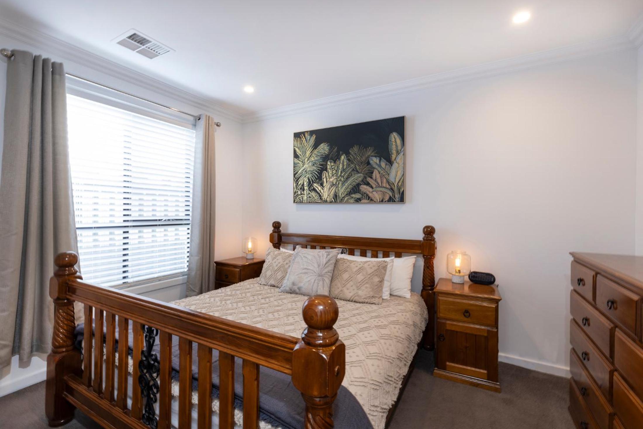 Cozy Getaway, King Bed with TV, NBN, Netflix, Nespresso
