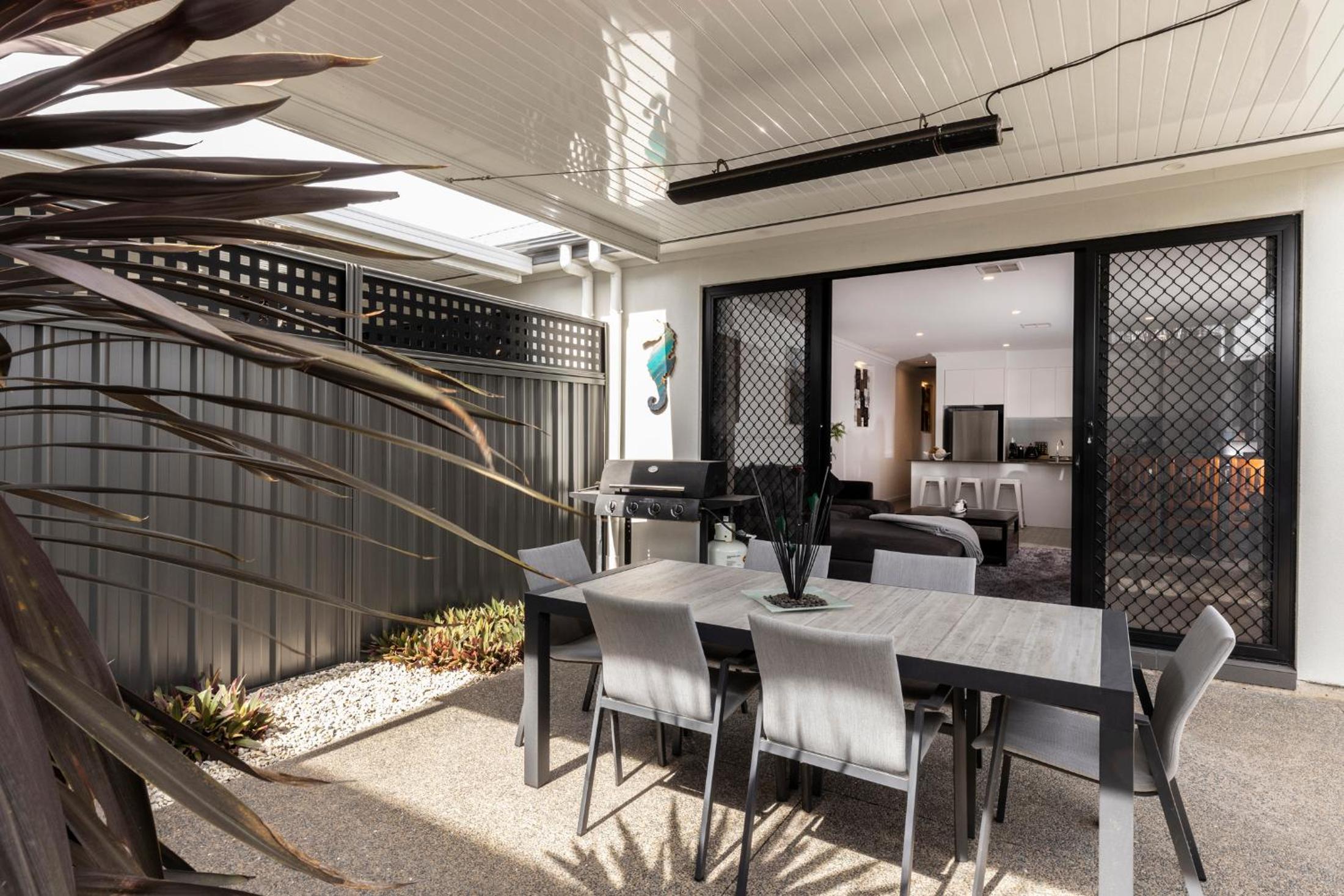Cozy Getaway, King Bed with TV, NBN, Netflix, Nespresso