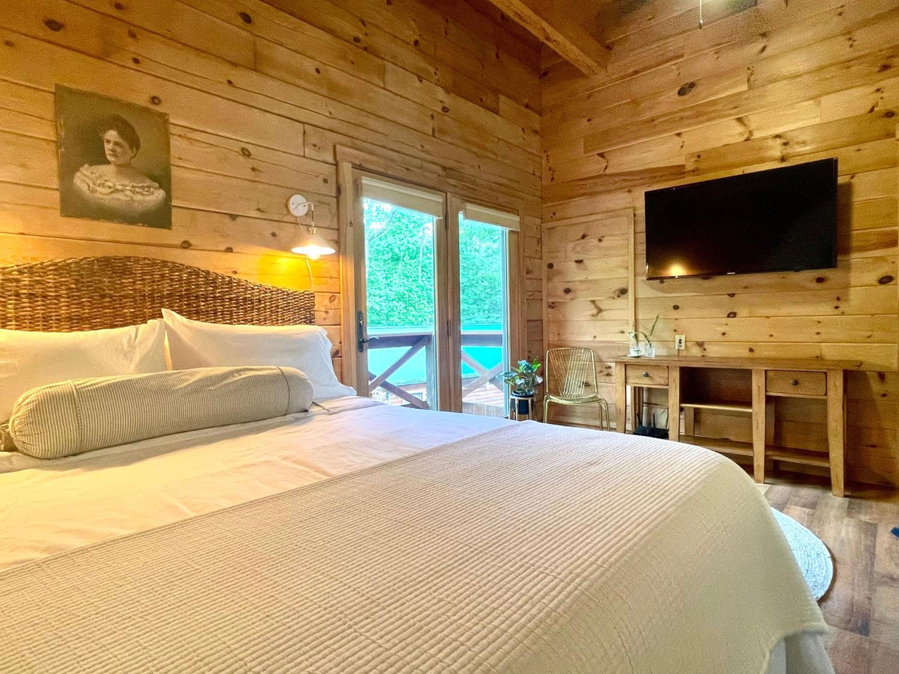 Mossy Falls Cabin by Leavetown Vacations