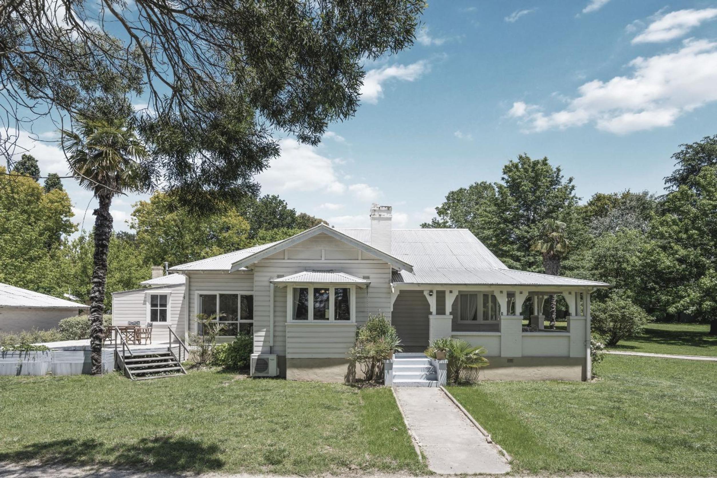 The Avenue Anahdale - Hidden 2.7 Acre Estate in town