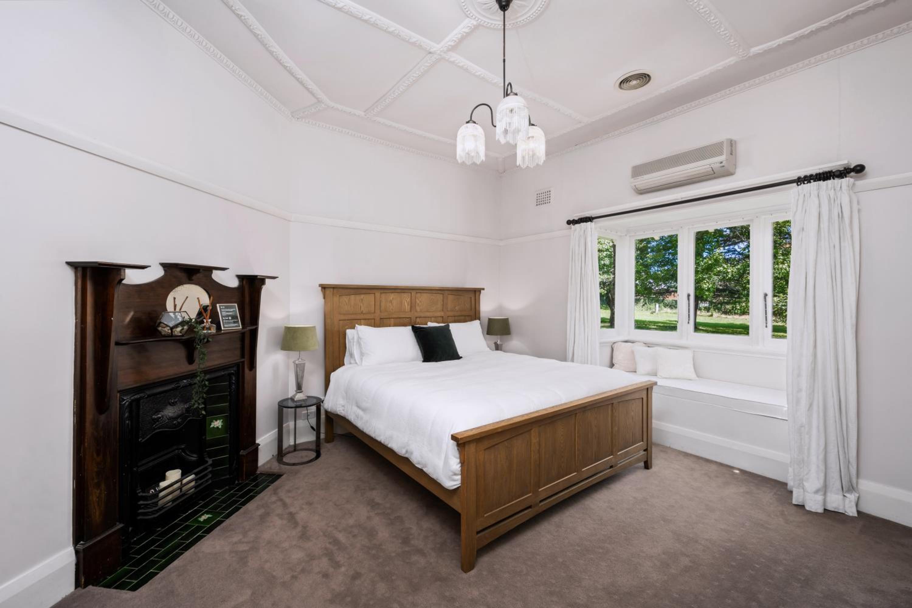 The Avenue Anahdale - Hidden 2.7 Acre Estate in town