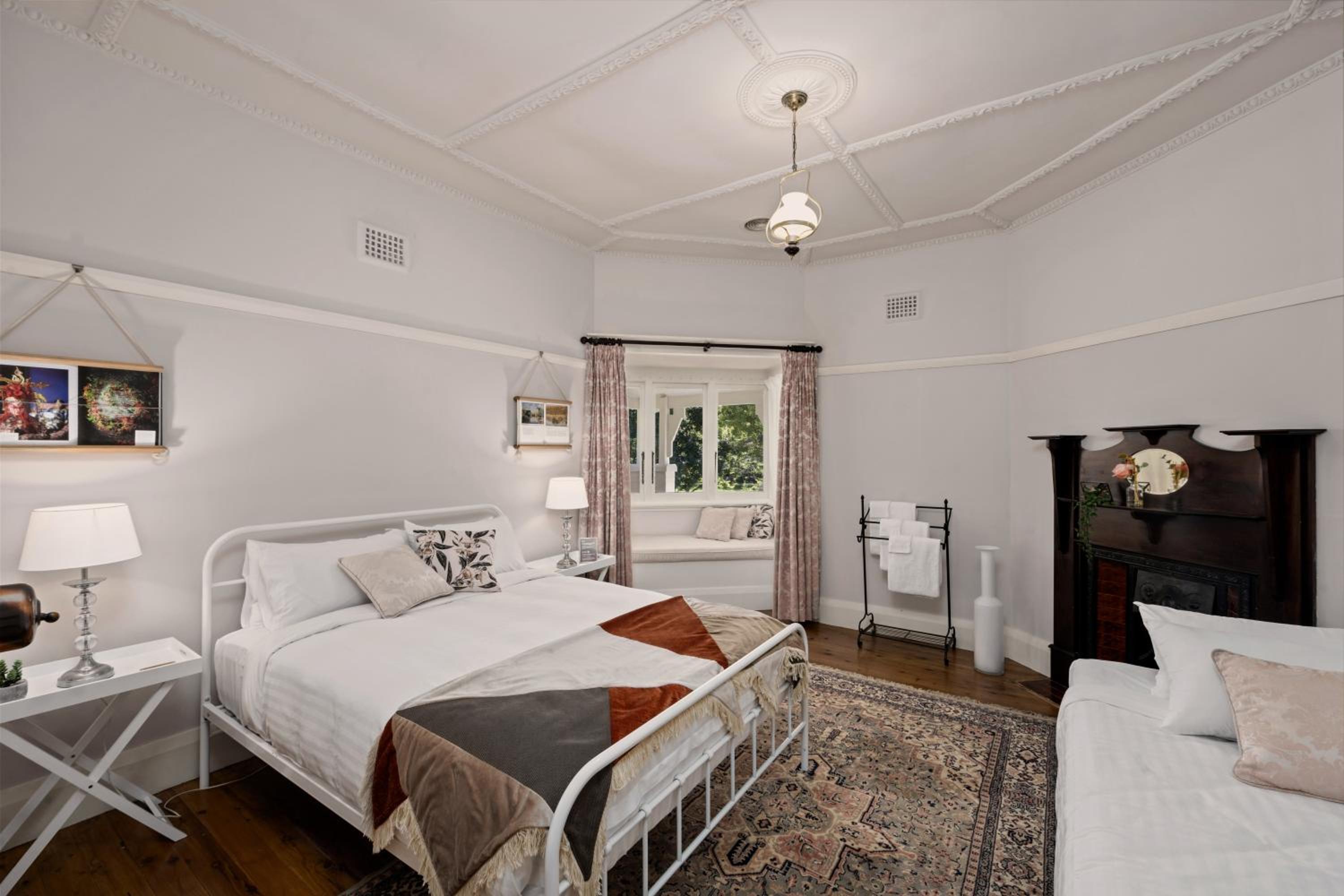 The Avenue Anahdale - Hidden 2.7 Acre Estate in town