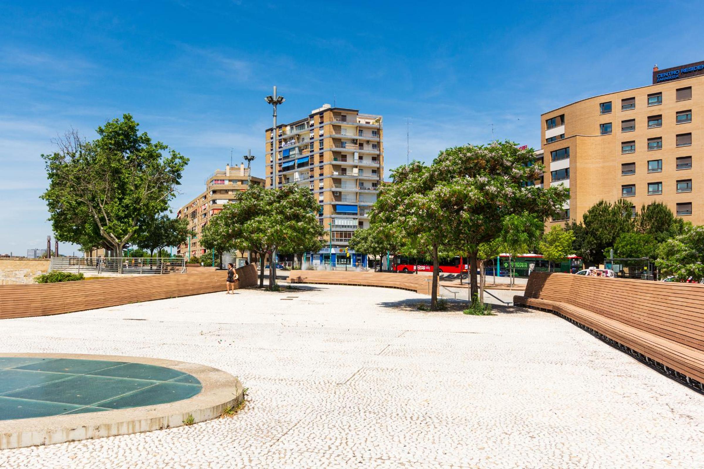 Junto al Puente de Piedra view 2