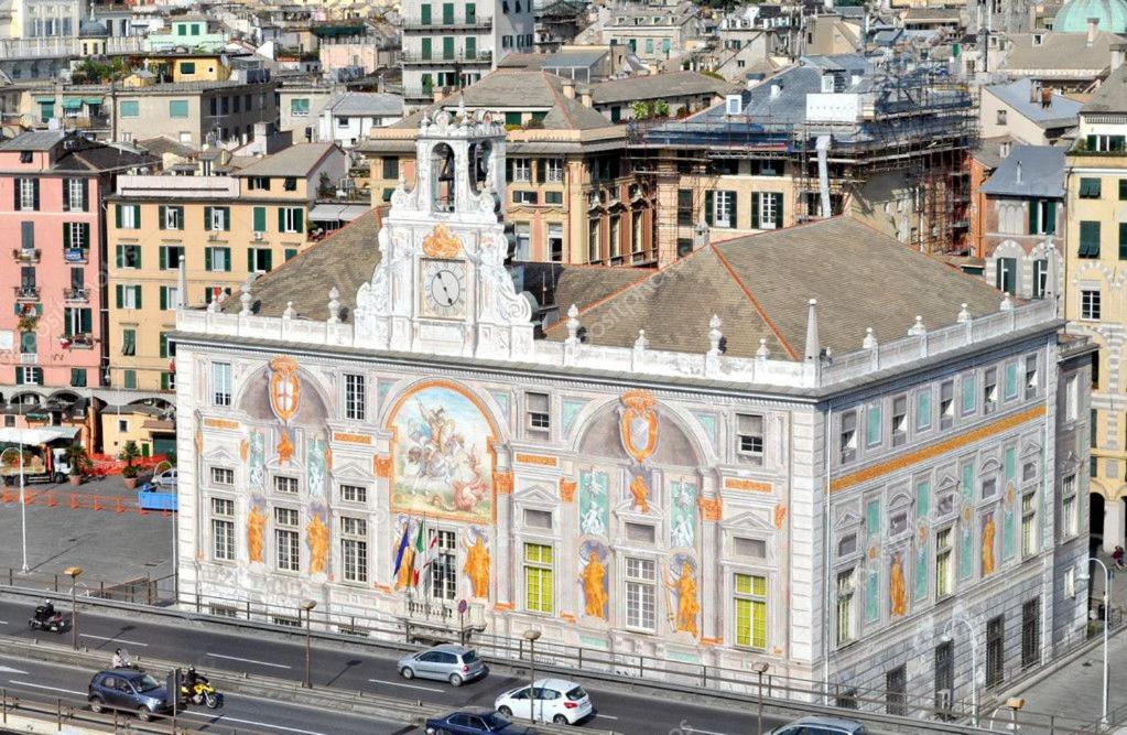 CasaBolla in front of Acquario-centro storico