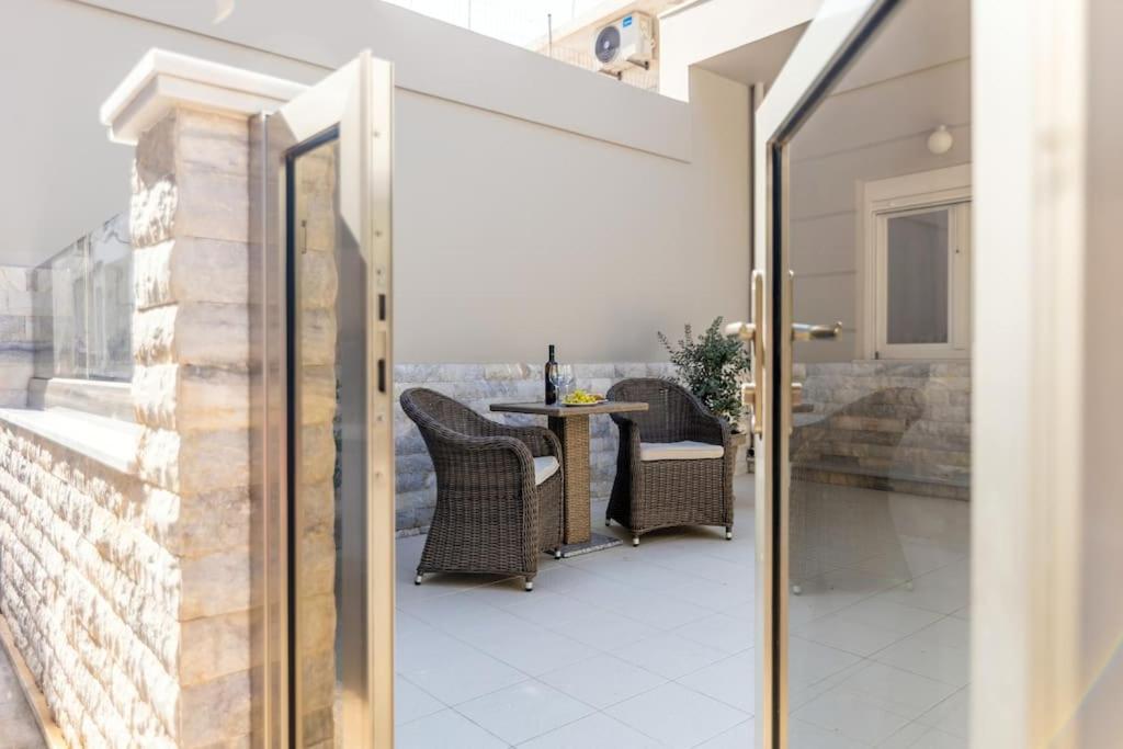 Harbor Hideaway Heraklion Suite