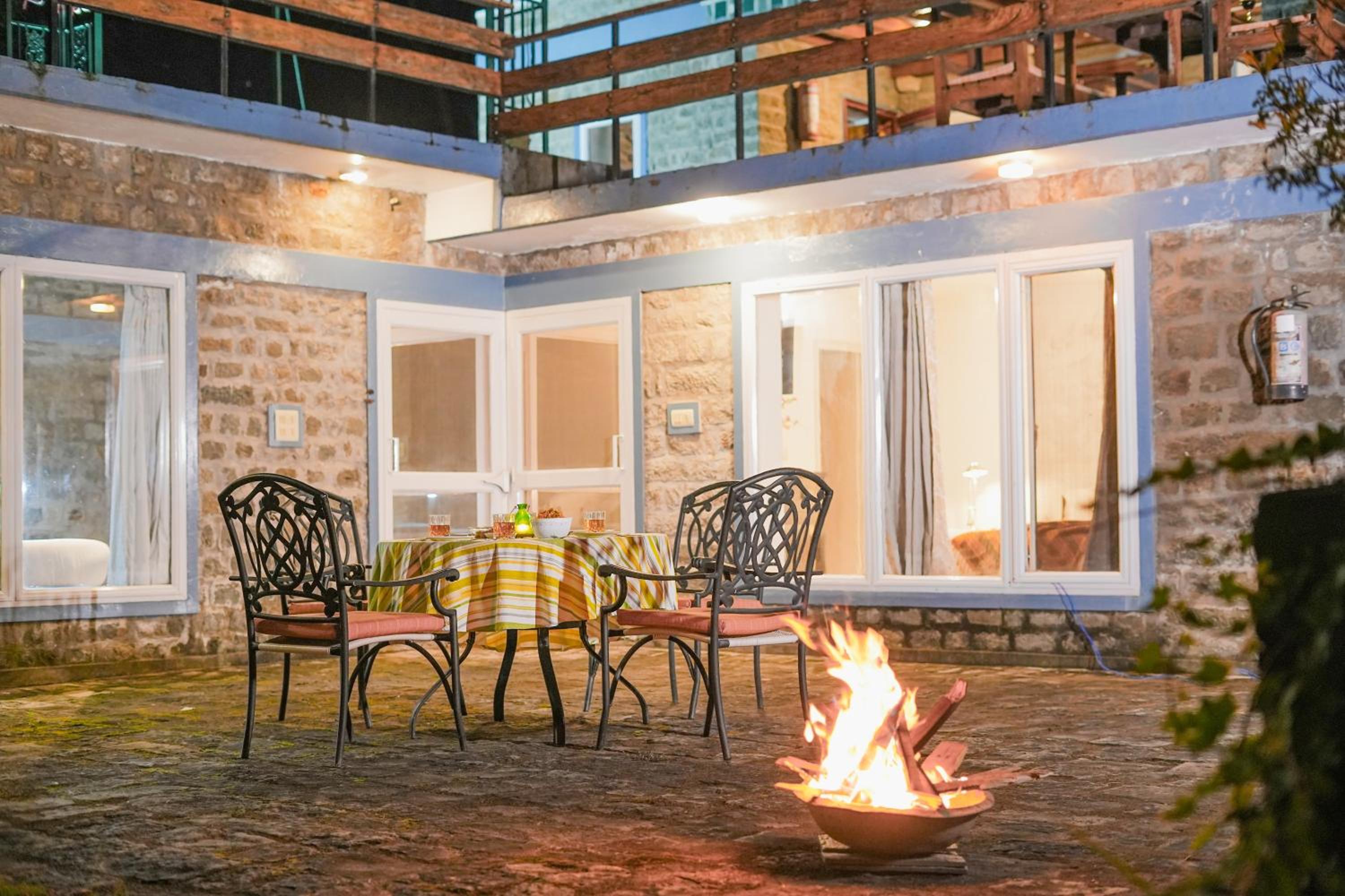 SaffronStays Kasauli Estate Royalty - 5BR Heritage Home with Lawn view 2