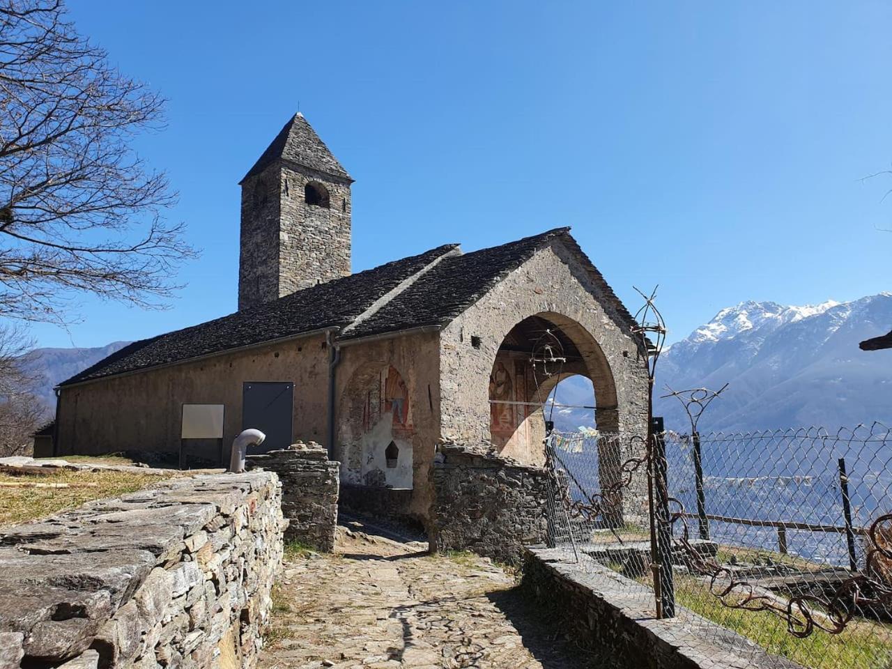Casa delle Vigne: Giardino, pergola e vista lago
