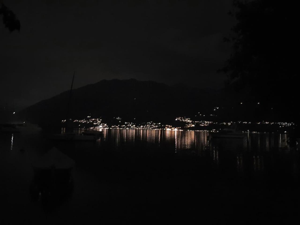 Casa delle Vigne: Giardino, pergola e vista lago