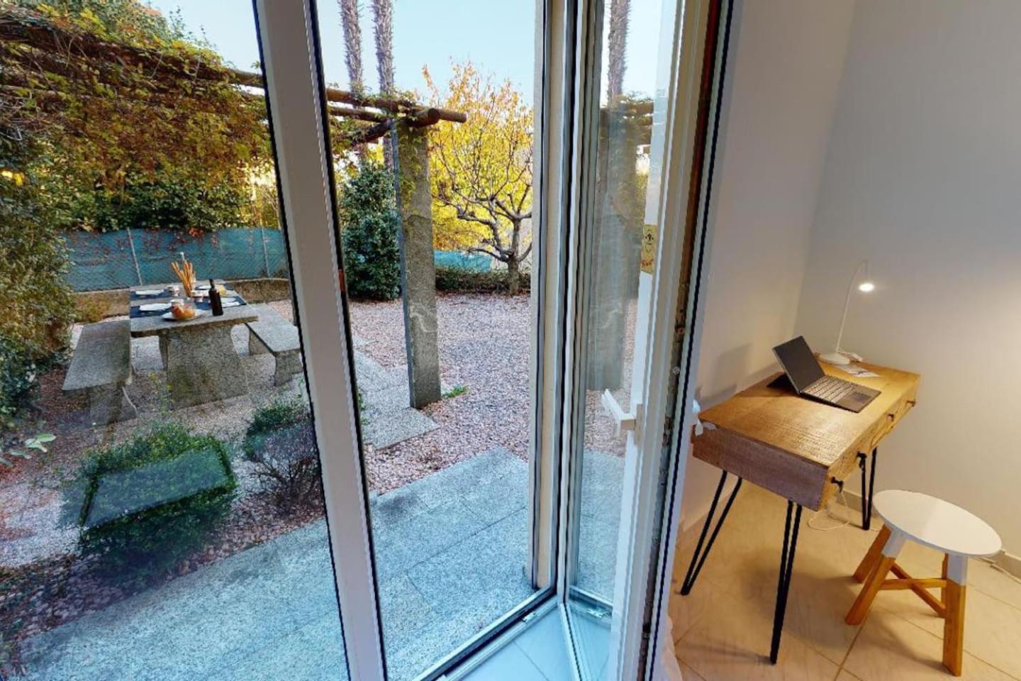 Casa delle Vigne: Giardino, pergola e vista lago