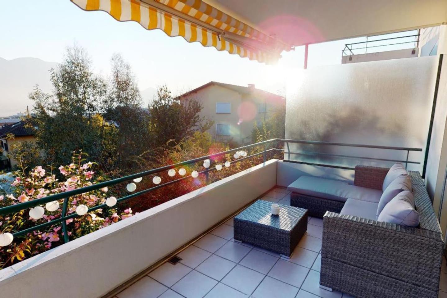 Casa delle Vigne: Giardino, pergola e vista lago
