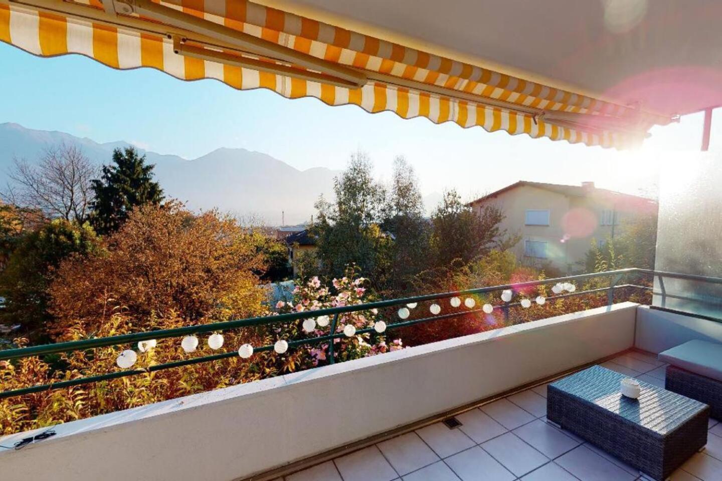 Casa delle Vigne: Giardino, pergola e vista lago