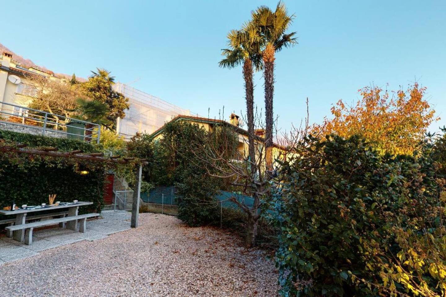 Casa delle Vigne: Giardino, pergola e vista lago