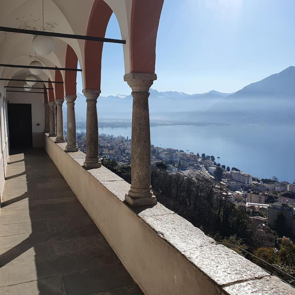 Casa delle Vigne: Giardino, pergola e vista lago