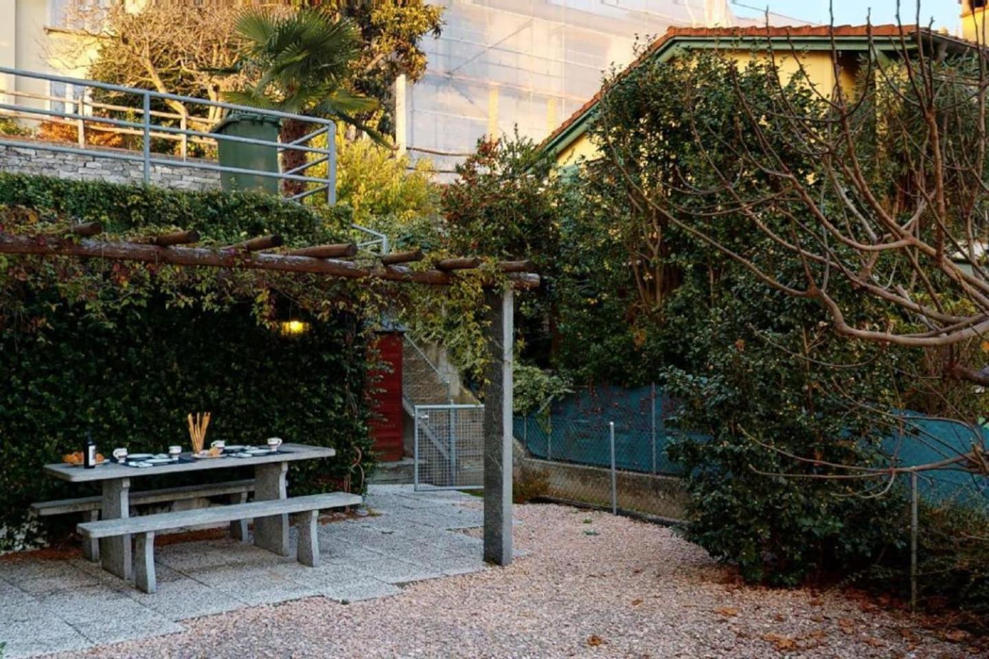 Casa delle Vigne: Giardino, pergola e vista lago