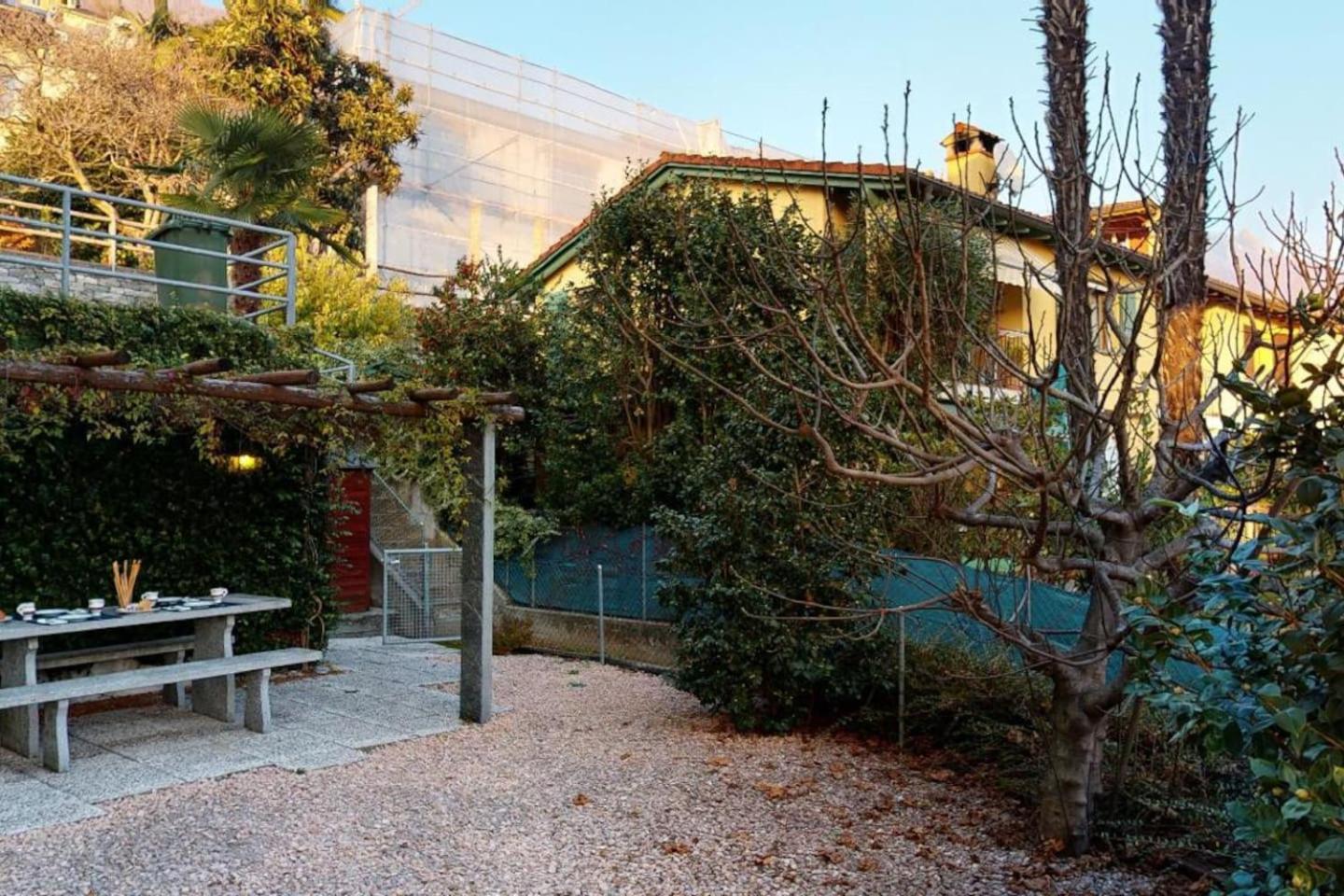 Casa delle Vigne: Giardino, pergola e vista lago